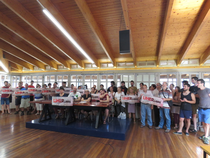 «Liher auzoan eta libre» aldarrikatzeko agerraldia egin zuten, Bilboko La Bolsa eraikinean, epaiketaren atarian.