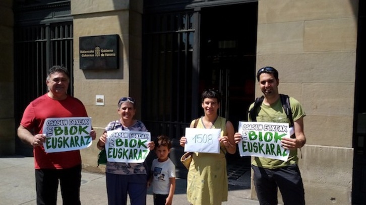 1.500 sinadura baino gehiago bildu dituzte, Arrotxapean mediku eta pediatra euskaldunak exijitzen dituzten auzokideen alde. (NAIZ)