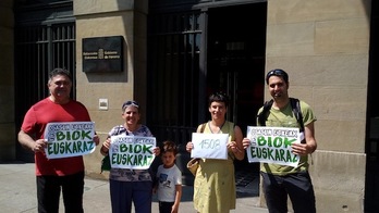 1.500 sinadura baino gehiago bildu dituzte, Arrotxapean mediku eta pediatra euskaldunak exijitzen dituzten auzokideen alde. (NAIZ)