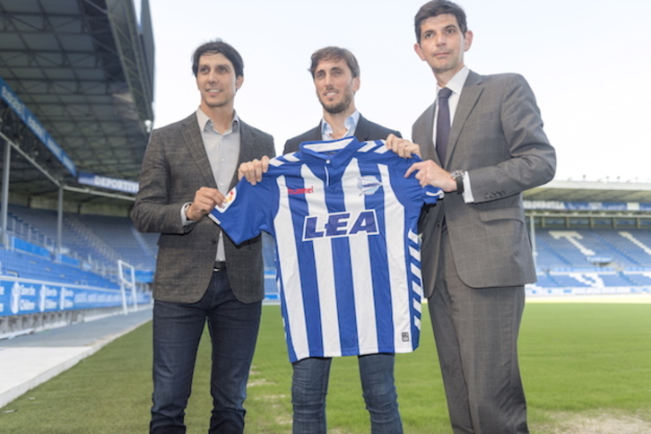 Luis Zubeldía, flanqueado por Sergio Fernández y Alfonso Fernández de Trocóniz. (Juanan RUIZ / ARGAZKI PRESS) 