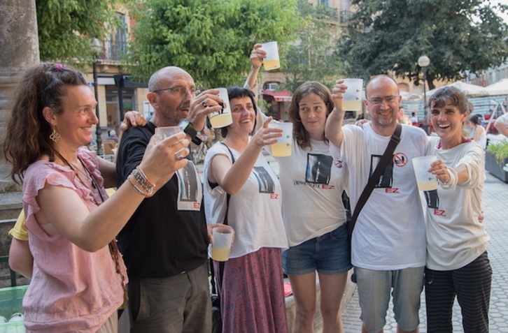 Las seis personas que han llevado el ayuno le han puesto fin con un brindis con caldo. (Andoni CANELLADA /ARGAZKI PRESS)