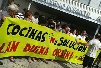 Un momento de la concentración de LAB para denunciar la precariedad en las cocinas hospitalarias. (LAB)