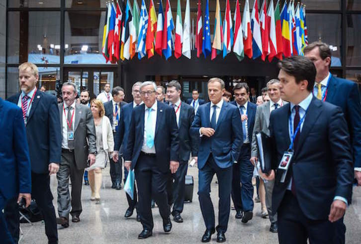 El presidente de la Comisión, Jean Claude Juncker, y el del Consejo, Donald Tusk, en Bruselas. (AURORE BELOT / AFP)
