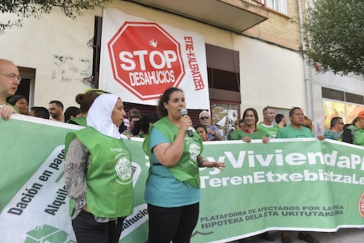 La familia que iba a ser desahuciada en Arrotxapea anuncia la prórroga de dos meses y agradece su solidaridad a la personas concentradas en su apoyo. (Idoia ZABALETA/ARGAZKI PRESS)