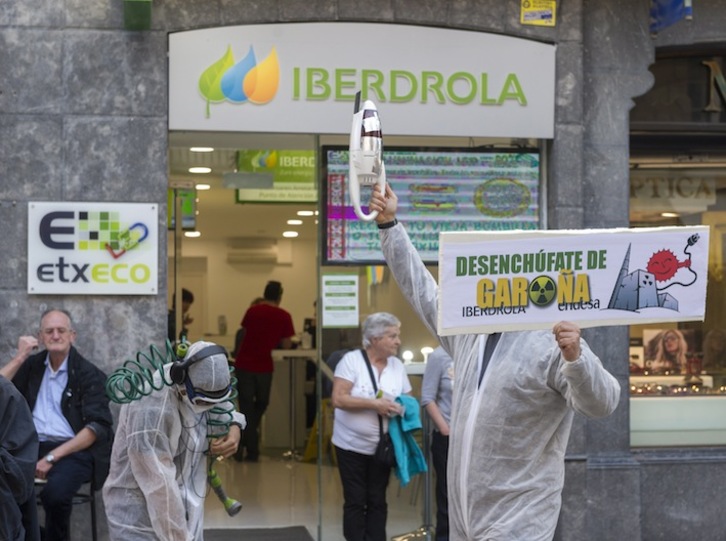 Protesta del Foro contra Garoña ante la sede de Iberdrola. (Juanan RUIZ/ARGAZKI PRESS)