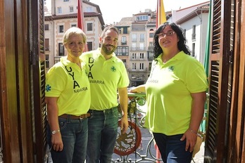 Representantes de la DYA, en el balcón desde donde esta institución lanzará el Txupinazo. (Idoia ZABALETA/ARGAZKI PRESS)