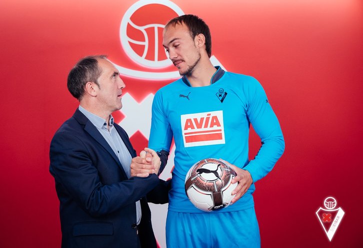 Fran Garagarza, director deportivo del Eibar, junto al portero Marko Dmitrovic. (@SDEibar)