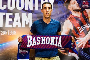 Pablo Prigioni, con una bufanda del Baskonia durante su presentación como técnico. (@Baskonia)