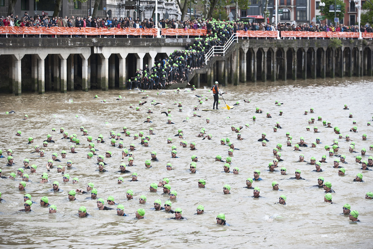 Prueba de natación del triatlón en Bilbo. (Jon HERNAEZ / ARGAZKI PRESS)