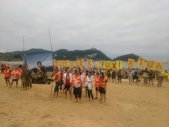 Donostiako Kontxa, errefuxiatuen alde larunbat goiz honetan. (@GARA_olarretxea)