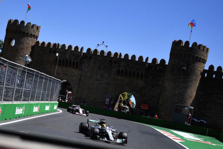 El Mercedes de Hamilton, en primer plano en el circuito de Baku. (ANDREJ ISAKOVIC  / AFP)