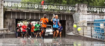 Oscar Pasarin, laguntzaileekin lasterka. (@BilbaoSolidaria)