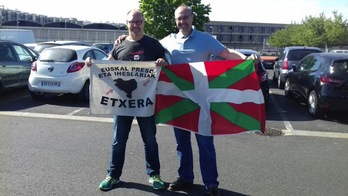Tomas Elgorriaga (ezkerrean) anaiarekin, Fleury-Merogis espetxetik atera ondoren. (ETXERAT)