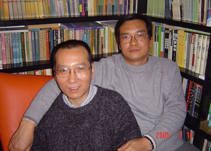 Liu Xiaobo, a la izquierda, con su hermano Xiaoxuan, en 2005. (AFP)