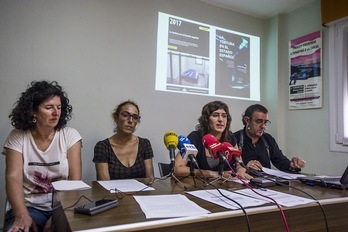 Miembros de Salhaketa y de TAT han presentado el informe relativo a 2016. (Jaizki FONTANEDA/ARGAZKI PRESS)