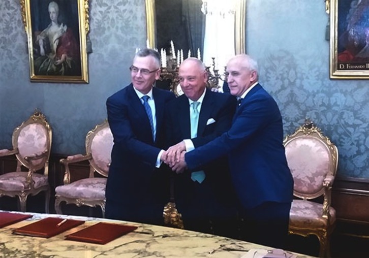 Los presidnetes de las Cámaras de Gipuzkoa, Nafarroa y Baiona, tras la firma del acuerdo. (CÁMARA DE NAFARROA)
