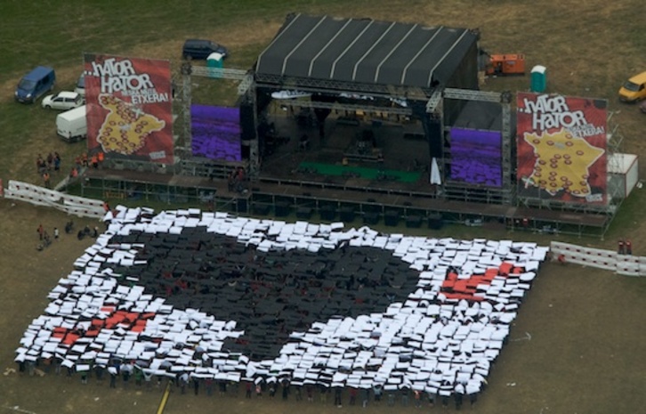 Hatortxu Rocken 2009ko edizioan mosaiko erraldoia egin zuten presoen etxeratzearen alde. (HATORTXU ROCK)