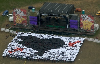 Hatortxu Rocken 2009ko edizioan mosaiko erraldoia egin zuten presoen etxeratzearen alde. (HATORTXU ROCK)