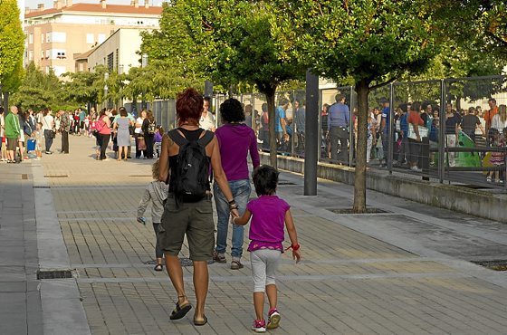 Las mujeres siguen dedicando más horas al cuidado que los hombres ...