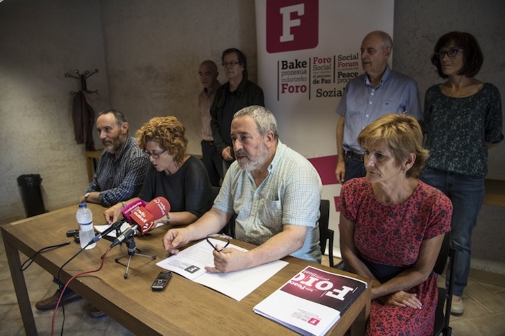 Los integrantes del grupo de Nafarroa del Foro Social han hecho balance de su año de andadura. (Jagoba MANTEROLA/ARGAZKI PRESS)