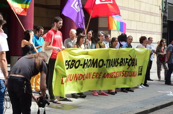 Elkarretaratzea egin dute epaitegi aurrean «aniztasun sexuala» aldarrikatzeko. (ARGAZKI PRESS)