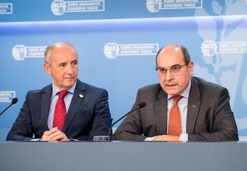 Jon Darpón interviene en la rueda de prensa posterior al Consejo de Gobierno bajo la mirada de Josu Erkoreka. (IREKIA) 