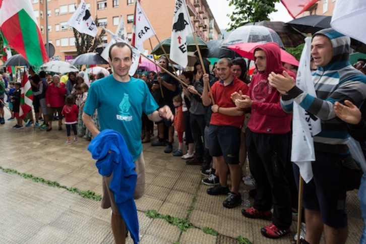 Harrera beroa egin diote Berriozarren Iñaki Lerini. (Patxi PITILLAS)