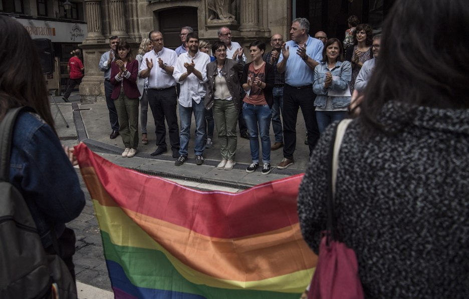 Acto institucional en Iruñea, ante el Ayuntamiento. (Jagoba MANTEROLA / ARGAZKI PRESS)