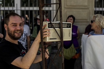 Gasteizko Parlamentuaren aurrean elkarretaratzea egin dute Hala Bediko kideek. (Jaizki FONTANEDA/ARGAZKI PRESS)