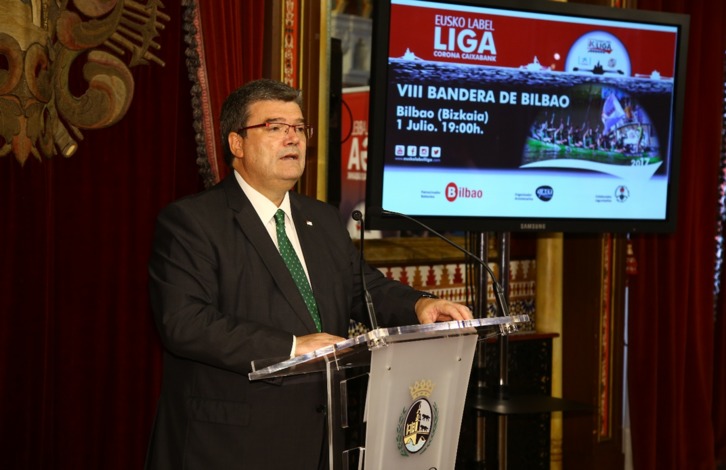 Aburto en la presentación de la bandera de Bilbo de traineras. (Bilboko Udala)