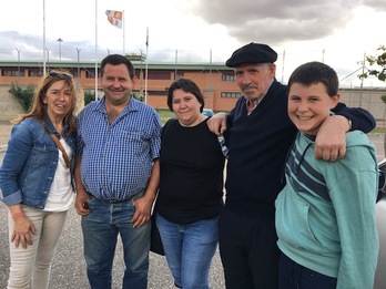 Juan Mari Mariezkurrena, con txapela, a su salida de prisión. (NAIZ)