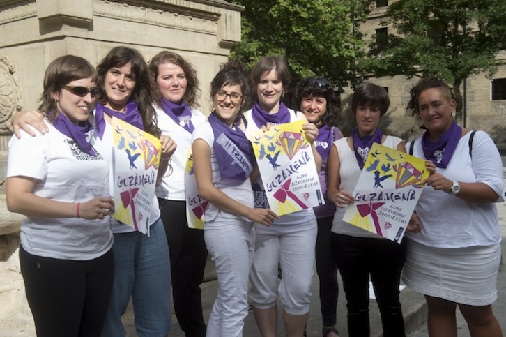 Un momento de la rueda de prensa ofrecida por Bilgune Feminista de cara a las fiestas. (Iñigo URIZ/ARGAZKI PRESS)