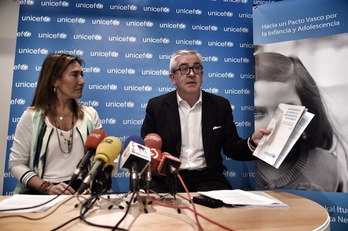 Elsa Fuente y Isidro Elezgarai, del Comité Unicef País Vasco. (ARGAZKI PRESS)