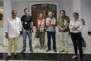 Integrantes del Foro Social y de Etxerat han asistido como invitados al pleno del Parlamento. (Jaizki FONTANEDA/ARGAZKI PRESS)