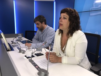 Los parlamentarios de EH Bildu Mikel Otero y Larraitz Ugarte, en la comparecencia de hoy. (@ehbildu_legebil)