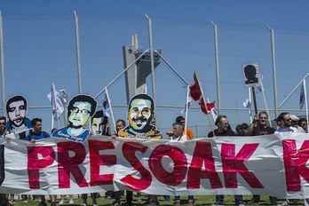 Kalera Kalera llevó el afecto y la solidaridad con los presos hasta las cárceles el pasado 20 de mayo. (Marisol RAMÍREZ/ARGAZKI PRESS)