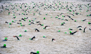 Nadadores en la ría en una prueba de triatlón en 2013. (Jon HERNAEZ / ARGAZKI PRESS)