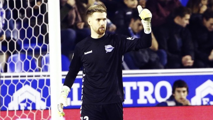 Álvaro Ortolá se despide de la disciplina albiazul. (ALAVÉS)