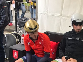 Ion Izagirre erlojuaren aurkakoa hasi baino minutu batzuk lehenago. (@Bahrain-Merida)