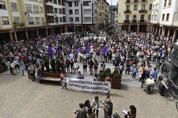 Elkarretaratze jendetsua egin dute Zarauzko erasoa gaitzesteko. (Gorka RUBIO/ARGAZKI PRESS)