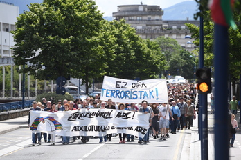 Manifestación silenciosa en Errenteria por los tres jóvenes encarcelados en Iruñea. (Jon URBE/ARGAZKI PRESS)