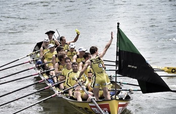 Los remeros de Orio se han llevado la bandera de Sestao. (ARGAZKI PRESS)