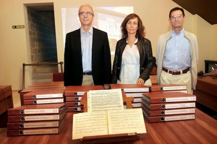 La consejera Herrera, con José Luis Turrilas (derecha) y el director del Servicio de Archivos y Patrimonio Documental, Joaquim Llansó. (GOBIERNO DE NAFARROA)