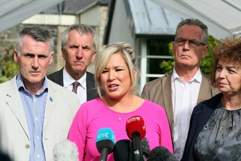Michelle O'Neill (Sinn Féin) realiza declaraciones en Stormont. (Paul FAITH/AFP PHOTO)