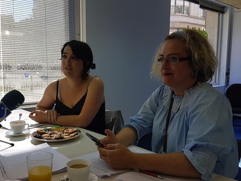 Oihana Etxebarrieta y Ainhoa Beola, durante la comparecencia. (NAIZ)