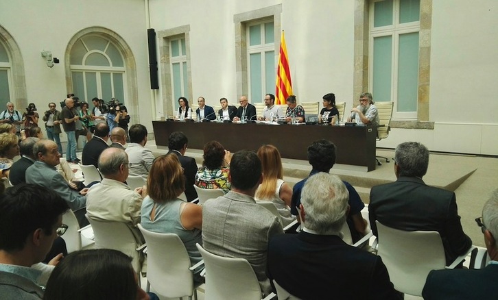 Presentación de la ley del referéndum en el Parlament. (@cupnacional)