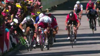 Imagen del codazo de Sagan a Cavendish en la meta de Vittel. (NAIZ)