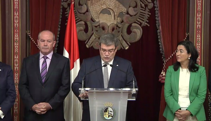 Aburto ha comparecido acompañado por el equipo de gobierno.