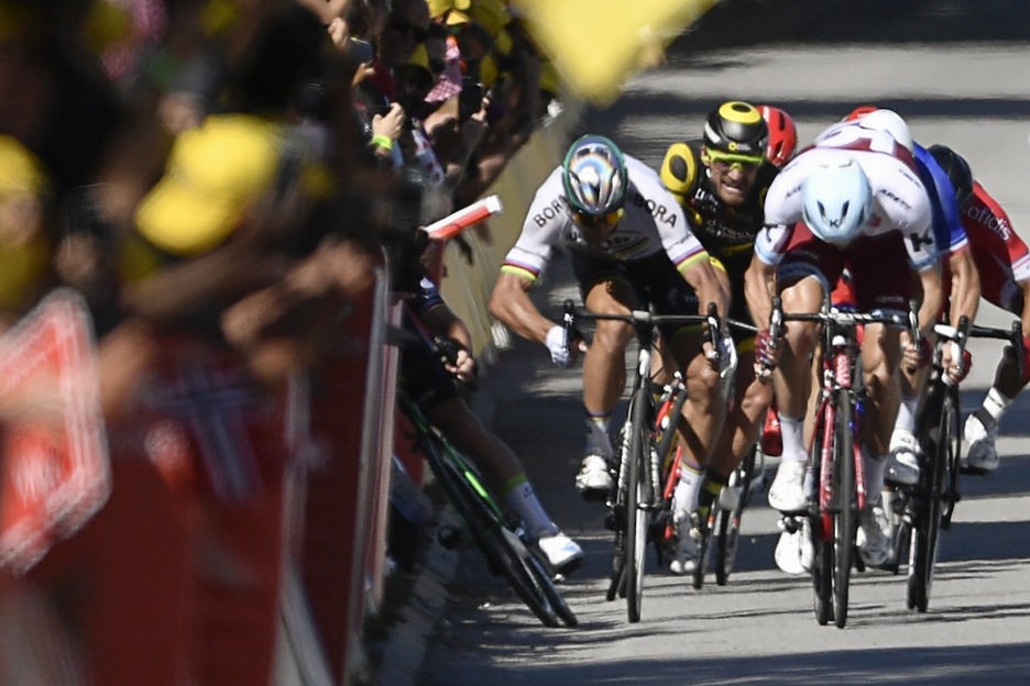 Momento en el que Peter Sagan propina el codazo a Mark Cavendish. (Jeff PACHOUD/AFP)