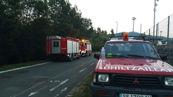 Suhiltzaileak, Tolosako Usabal kiroldegiaren kanpoaldean, atzo. (@tolosaudala)